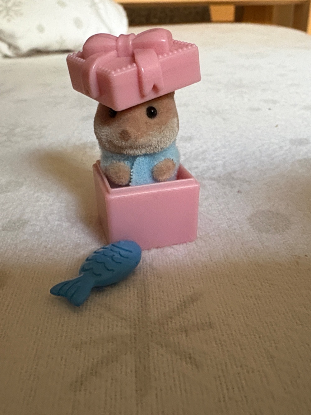 calico critters Otter with Pink Gift Box and Blue Fish - Picture 6 of 6